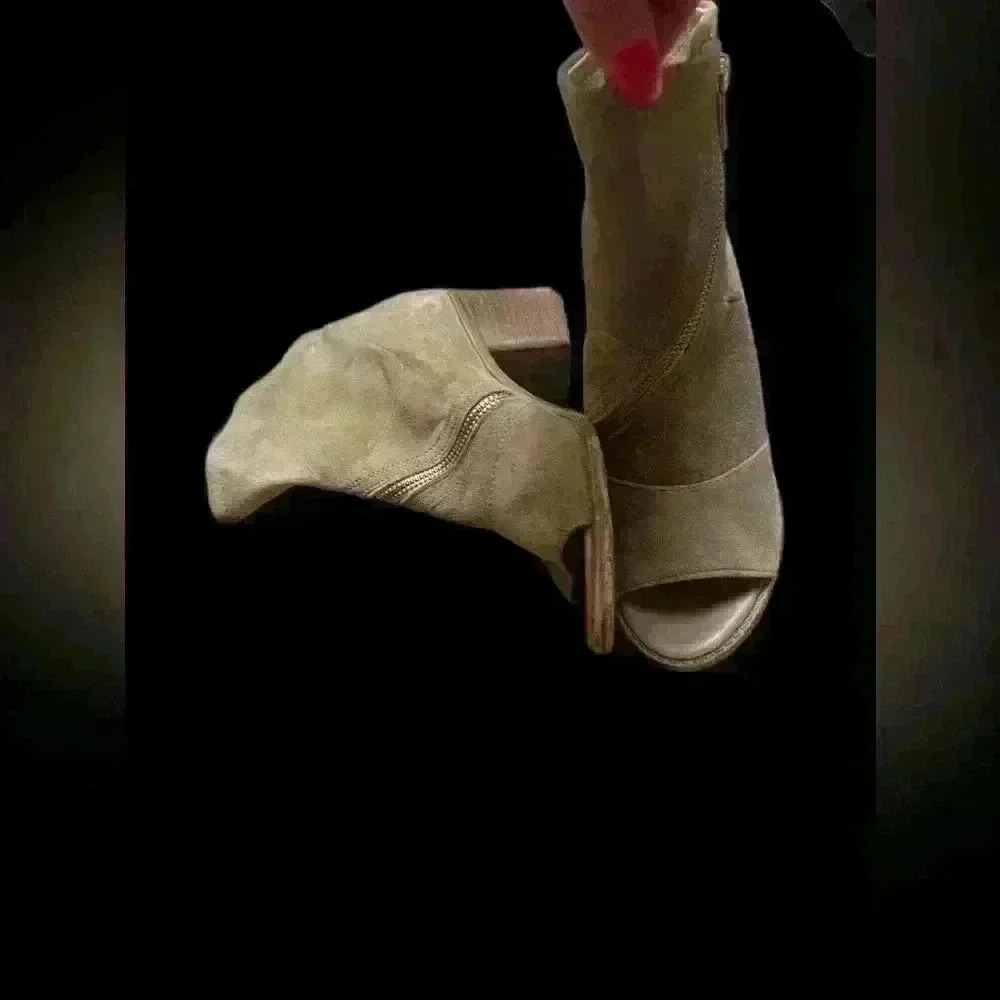 New White Mountsin size 6 leather boots with open toe